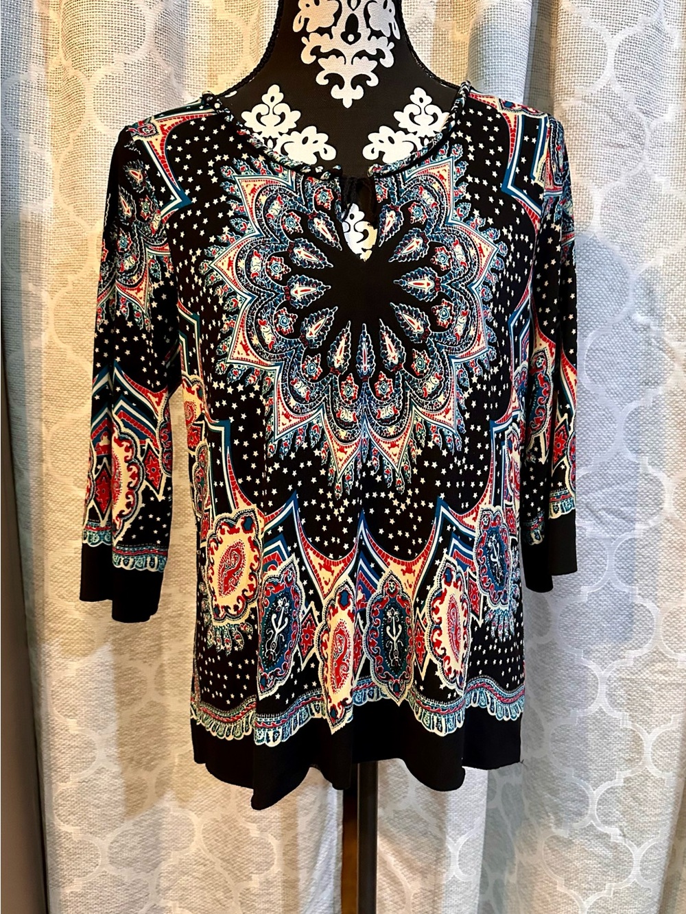 ECI New York Printed Black Medallion-Pattern Women's Top - Black/Red/Blue size L - Picture 1 of 7